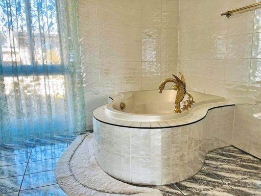 Luxusbad mit Marmor und Armaturen in Goldoptik (EG)