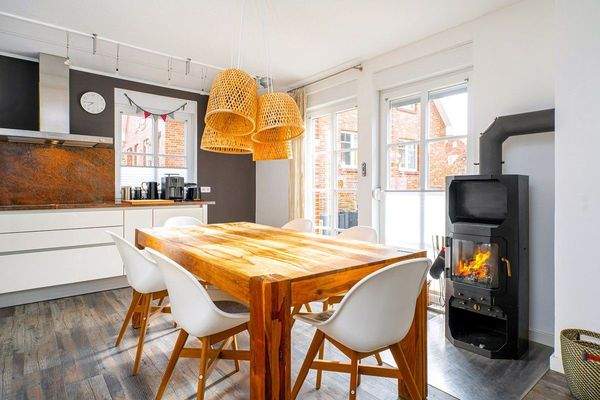 Gemütlicher Essbereich mit Kamin und Blick ins Grüne