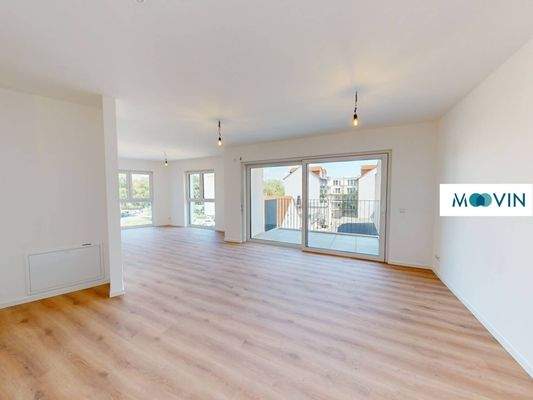 Ansicht I: Wohn- und Esszimmer mit offener Küche und Zugang zum Balkon