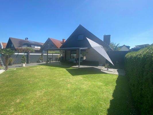 Rückansicht Haus mit Garten.JPG