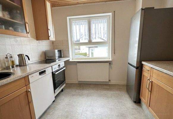 Geräumige Küche mit viel natürlichem Licht 