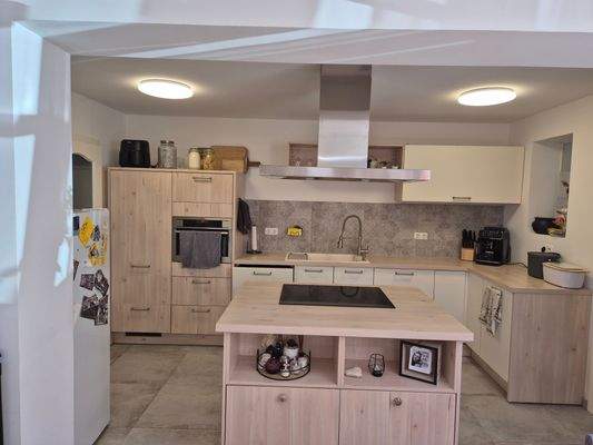 Küche mit Zugang zum Vorrats- und Abstellraum