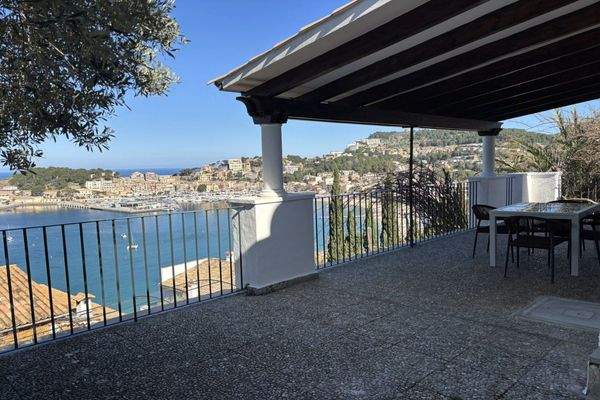 Überdachte Terrasse mit Aussicht