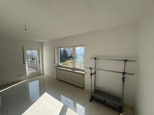 Zimmer 1 EG Blick 2 mit Balkonzugang