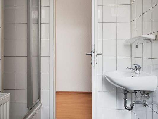 Badezimmer mit Fenster und Dusche.jpg