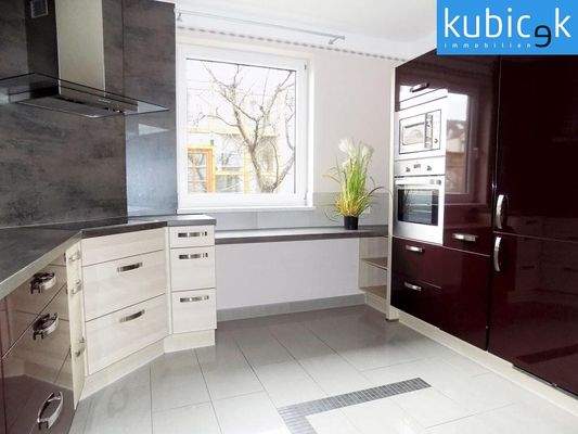 Seitlicher Küchenbereich mit Fenster