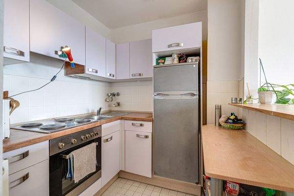 Küche mit kleiner Vorratskammer