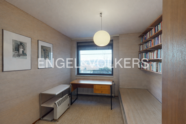 Kleines Arbeitszimmer oder Kinderzimmer im OG