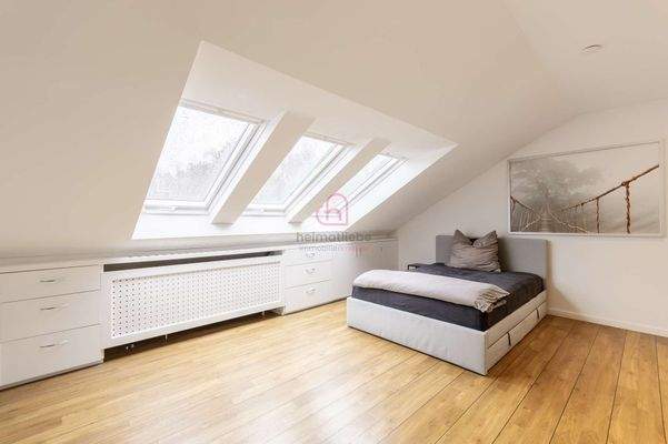 helles Kinderzimmer im Dachgeschoss