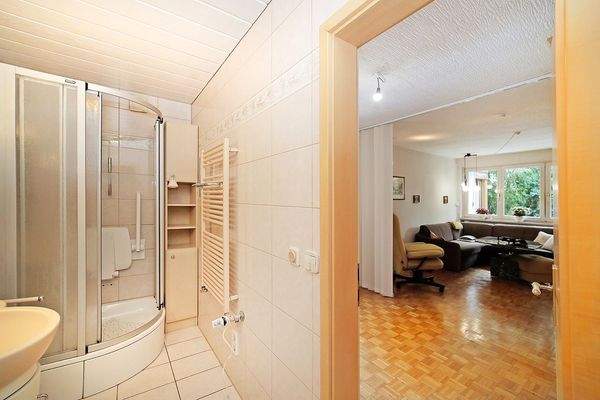 Badezimmer EG mit Blick ins WZ