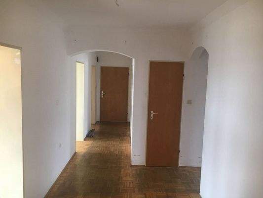 Flur li: Wohnzimmer, re: Bad und WC