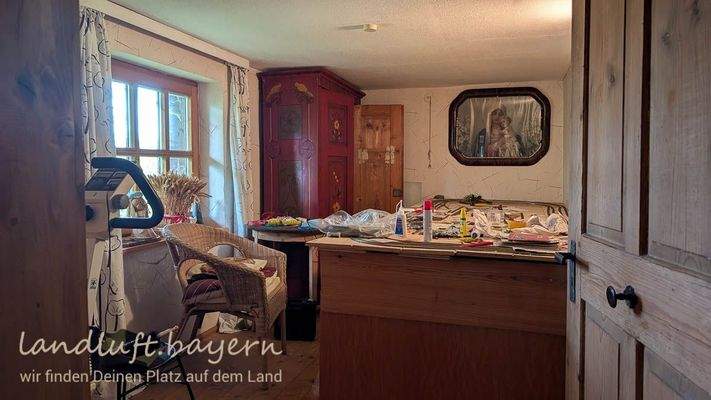 Das niedrige Eisenbahnzimmer mit Fenster nach Südw