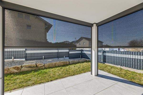 Terrasse mit Senkrechtmarkise 