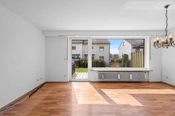 Lichtdurchflutetes Wohnzimmer mit Blick auf Terrasse und Garten