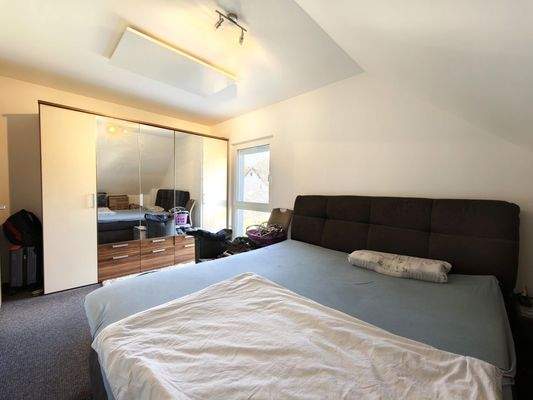 Elternschlafzimmer - Haus rechts