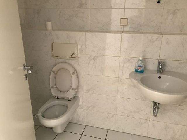 Schickes Appartment mit Parkettfußboden, EBK, AR, Terrasse u. Garten! - Photo 3