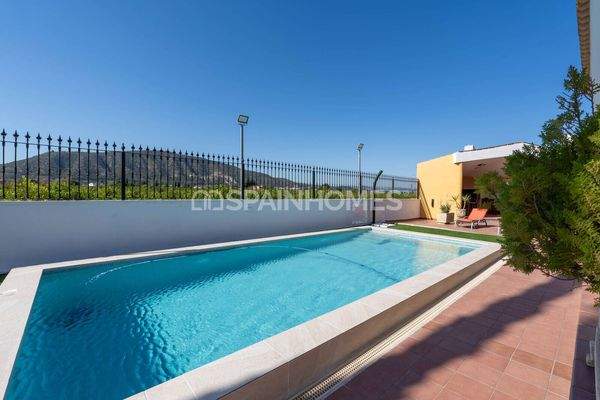Spacious Villa with Pool and Parking in Orihuela Centro