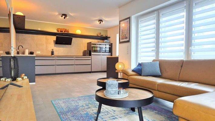 offener Wohn-/ Ess- / Kochbereich mit Zugang zur angelegten Terrasse