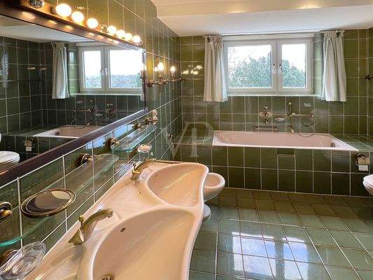 Tageslichtbadezimmer en suite (II)