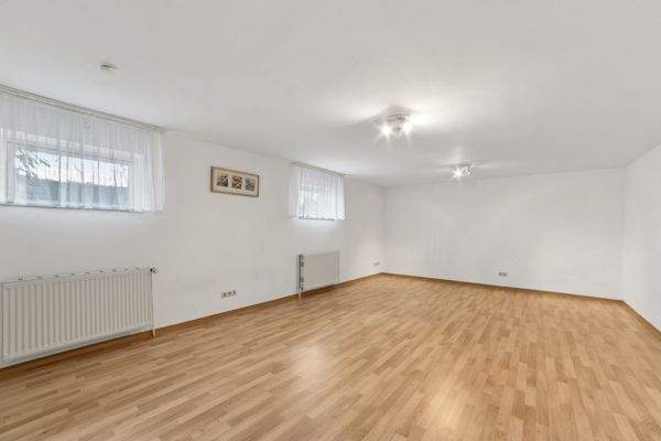 Großer Hobbyraum im Keller