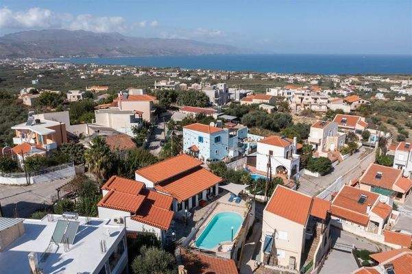 Kreta, Tavronitis: Villa mit Meerblick und 3 unabhängigen Apartments zu verkaufen