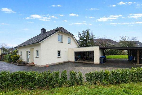 Seitenansicht mit Garage+Carport