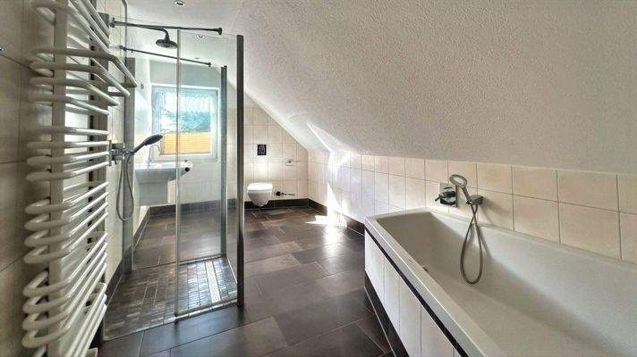 Wannen- und Duschbad DG