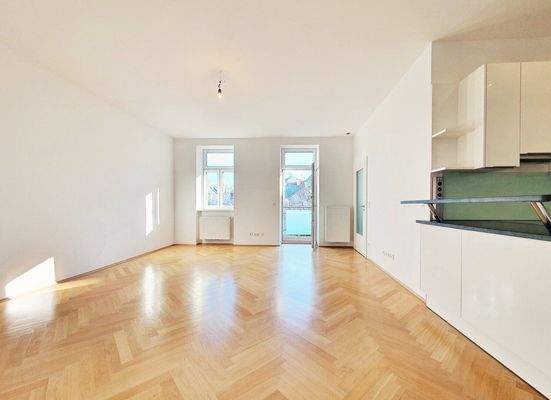 Wohnzimmer mit Balkon