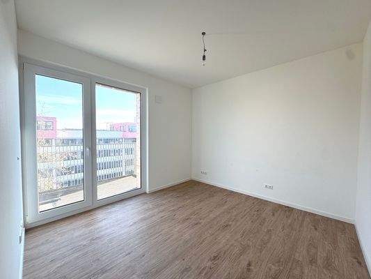 Lichtdurchflutetes Zimmer