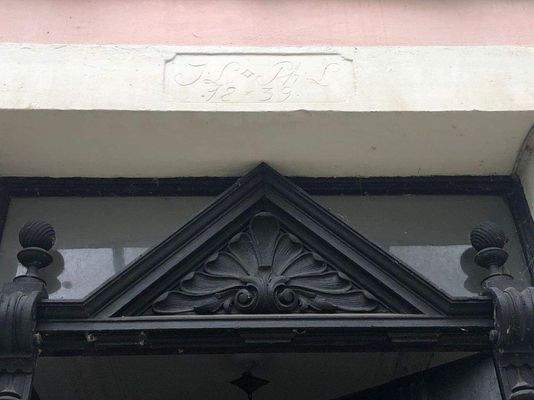 Hauseingang mit Entstehungsjahr 1839.jpg