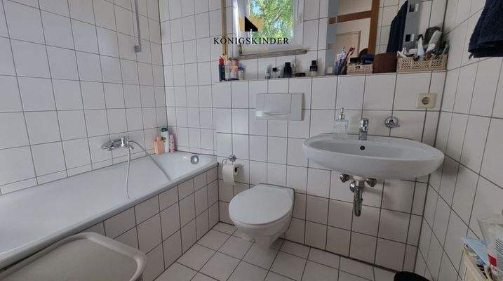 Tageslichtbad mit Wanne