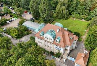 Luftbild mit Blick auf das Gesamtgebäude sowie der grundstückseigenen Parkanlage