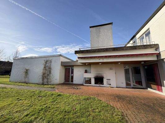 Blick auf Schwimmhalle und Außenkamin