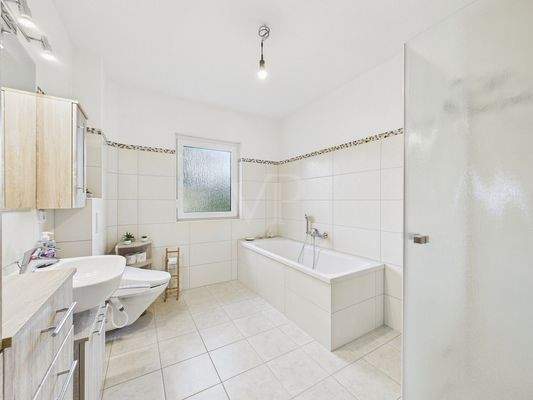 Familienbad mit ebenerdiger Dusche und Badewanne