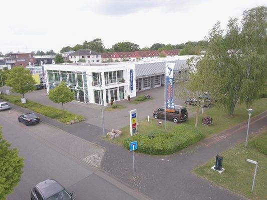 Auto-Vorbeck mit Stromtankstelle 2.jpg