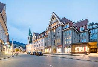 Bahnhofstraße Aussenansicht mit Autos 4