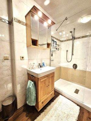 Die moderne, geräumige Dusche... Teilansicht