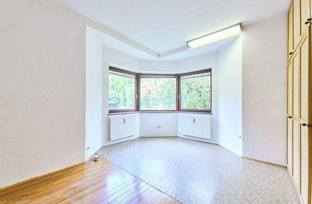 Helles großes Zimmer mit schönem  Erker