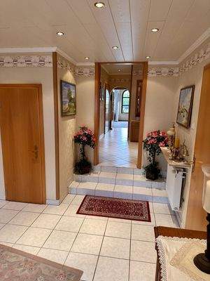 Zimmer gehen vom Flur ab