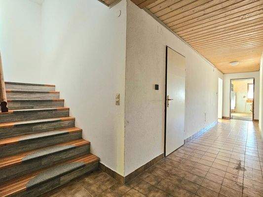 Stiegenhaus und Flur vom EG