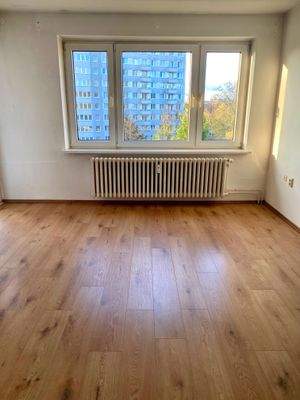 Wohnzimmer mit Zugang zur sonnigen S/W Loggia