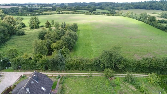 Das Baugrundstück liegt nahezu in Dorfrandlage