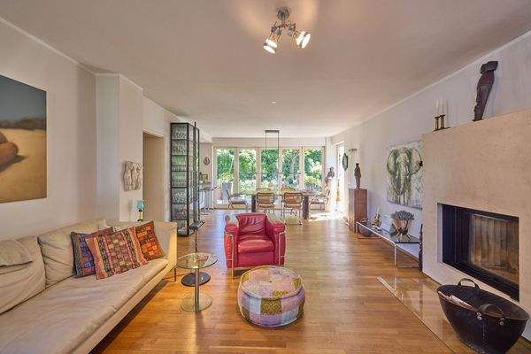 Wohnzimmer mit Kamin Hauptwohnung