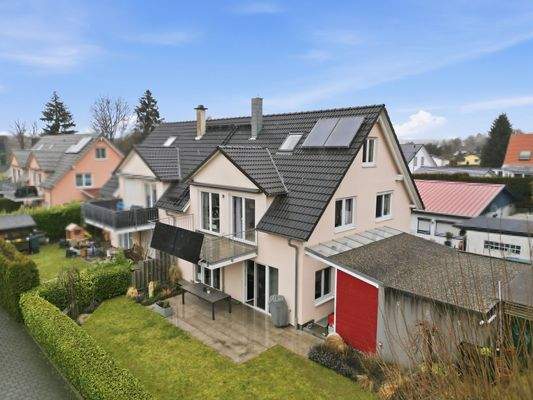 Gebäude mit Garten und Terrasse