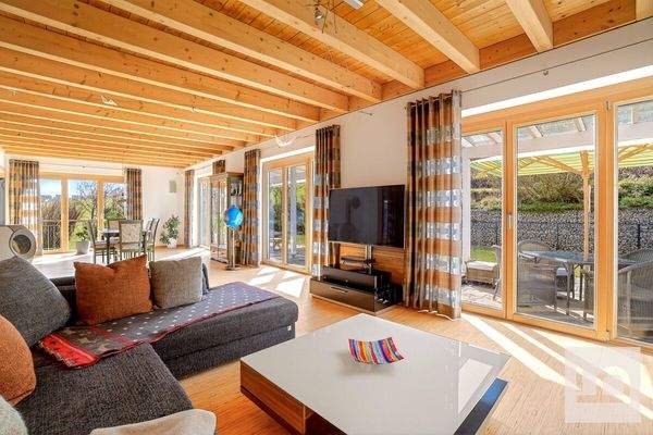 Blick vom Wohnbereich auf die Terrasse