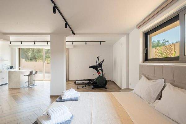 Kreta, Tavronitis: Zeitgenössisch eingerichtete Villa mit Pool zu verkaufen