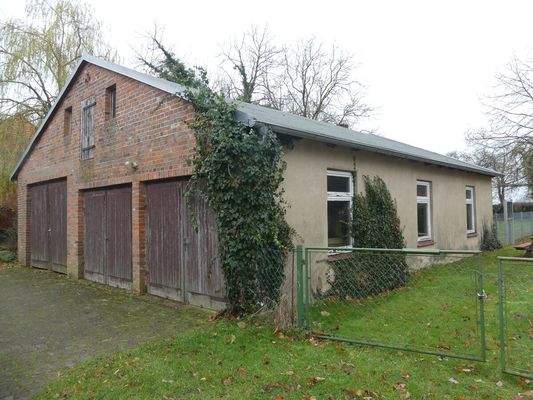 Nebengebäude mit drei Garagen