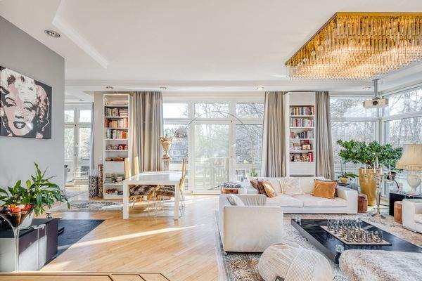 Offen gestalteter Wohn- und Essbereich mit raumhohen Fensterfronten und elegantem Interior