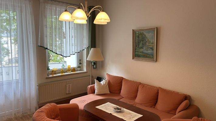 Wohnzimmer mit Balkon