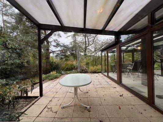 überdachte Sitzgelegenheit